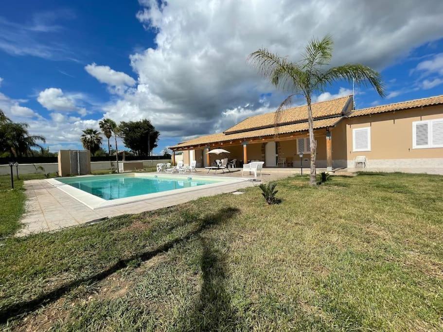 Villa Nunzia con piscina, sauna e idromassaggio. Floridia Esterno foto